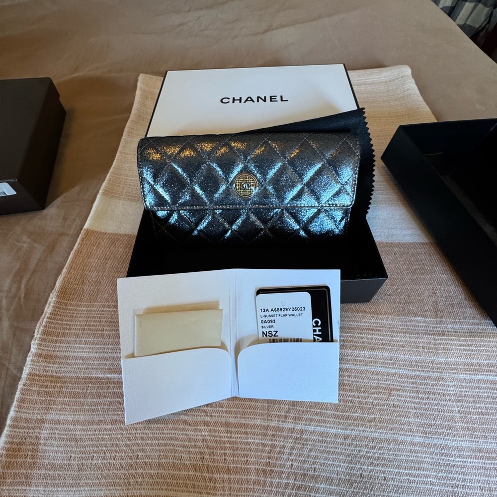 CHANEL Silver Quilted Wallet - Picture 3 of 15